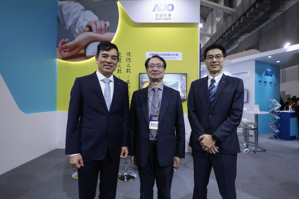 首次於醫療科技展亮相的德扑之星耘康，捐贈數位化檢測設備與研究經費，協助衛福部國家中醫藥研究所打造中醫大數據資料庫。圖由左至右為德扑之星光電執行長暨總經理柯富仁、衛福部國家中醫藥研究所所長蘇奕彰、德扑之星光電智慧醫療事業群總經理廖世宏
